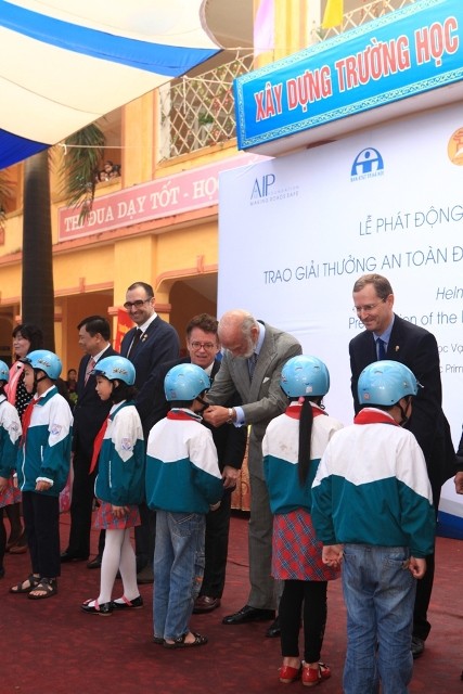 Chiến dịch mũ bảo hiểm của Việt Nam nổi tiếng thế giới - ảnh 1